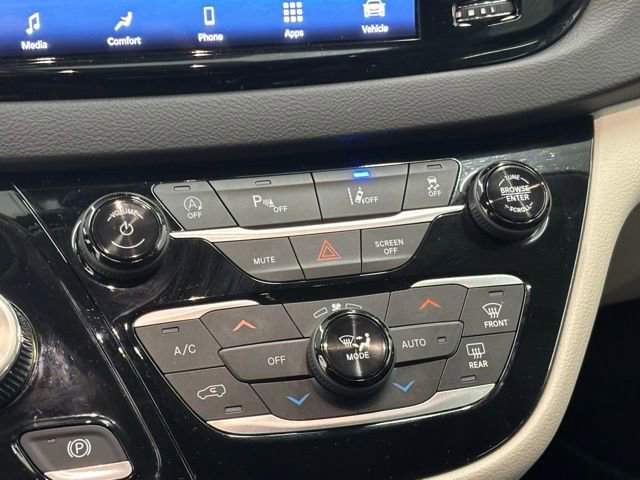 Used 2024 Chrysler Pacifica Touring-L image 28