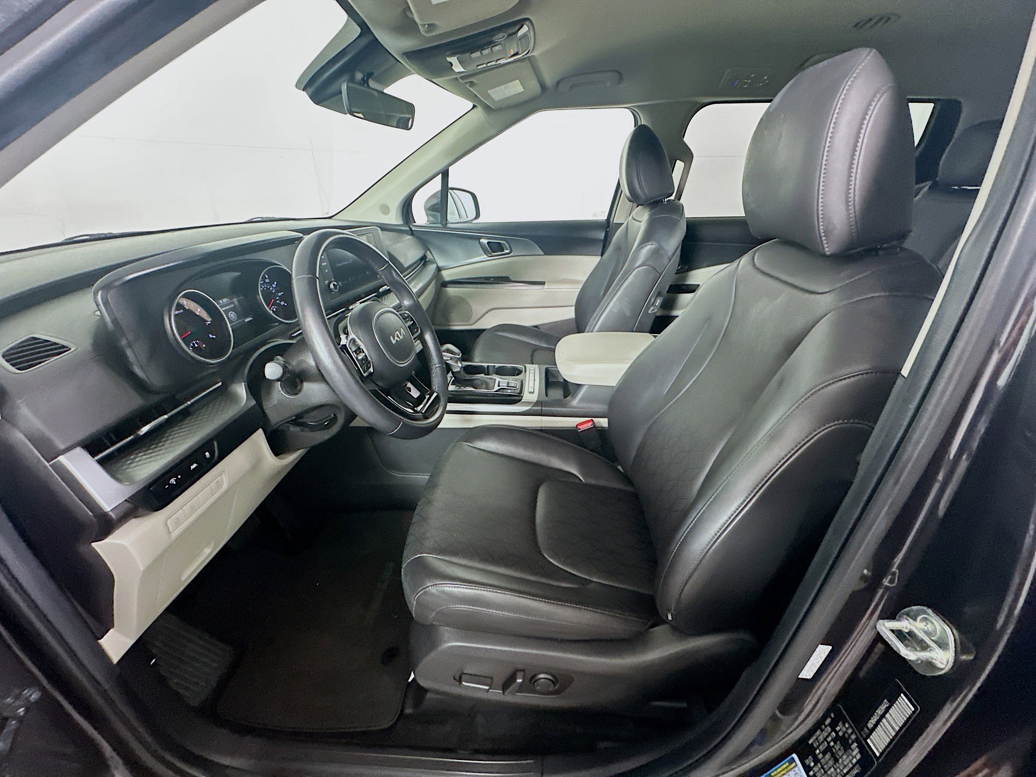 Used 2024 Kia Carnival LX image 13