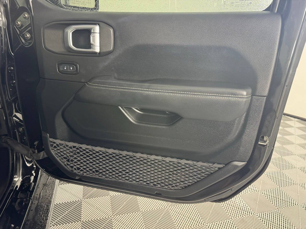 Used 2020 Jeep Wrangler Unlimited Sahara image 28