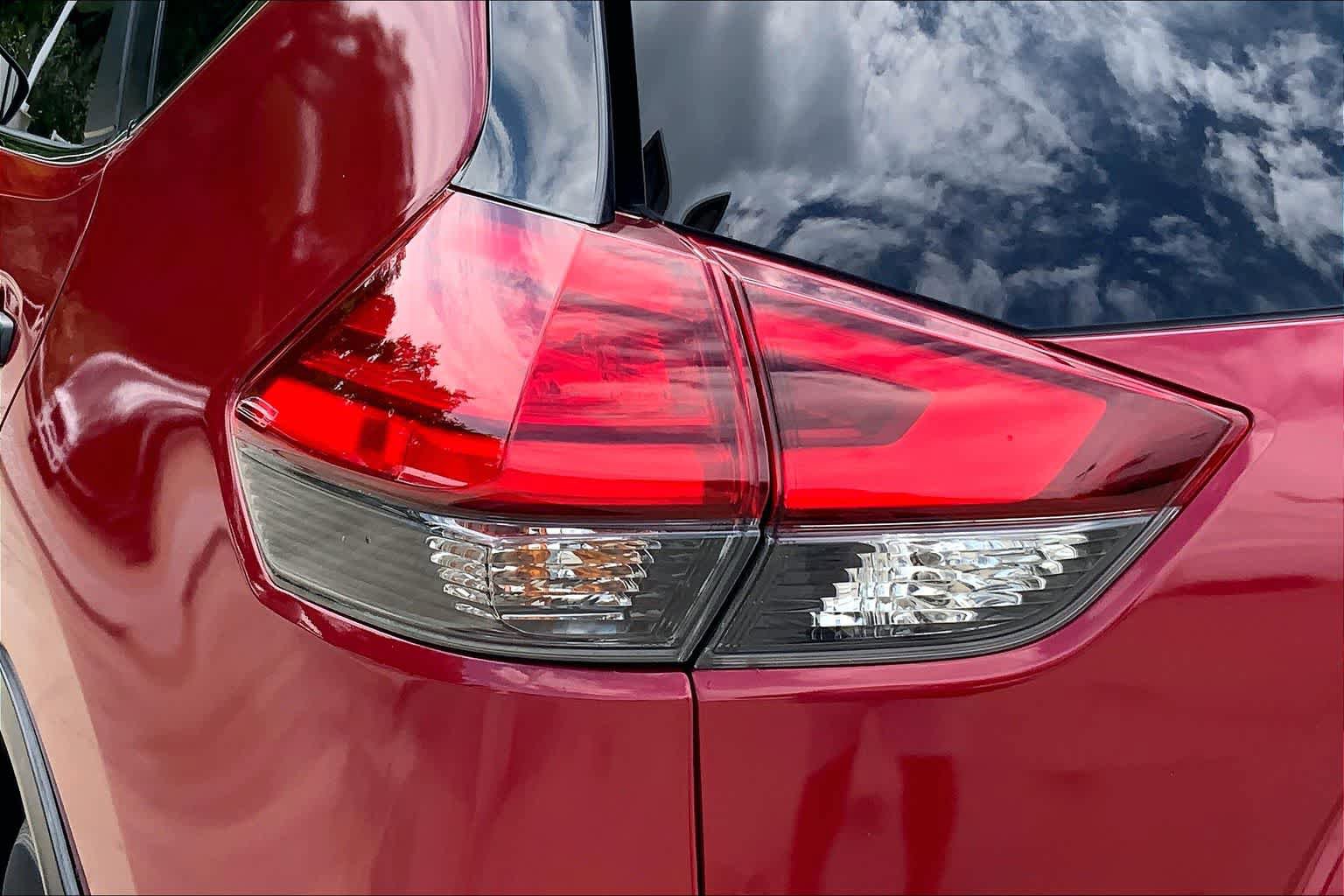Used 2017 Nissan Rogue S AWD/4WD image 28