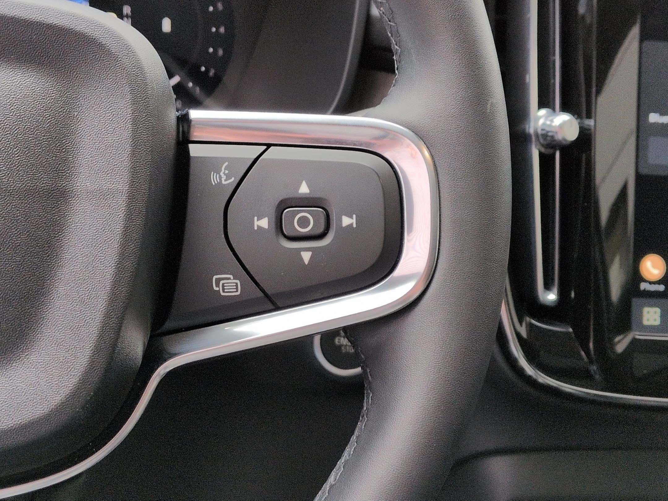 Certified 2023 Volvo XC40 B5 Ultimate w/ Climate Package image 19