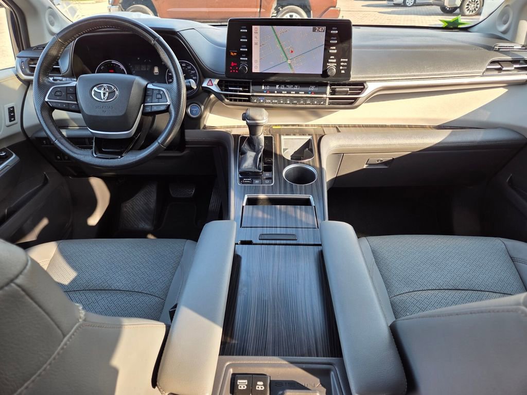 Used 2021 Toyota Sienna Limited image 5
