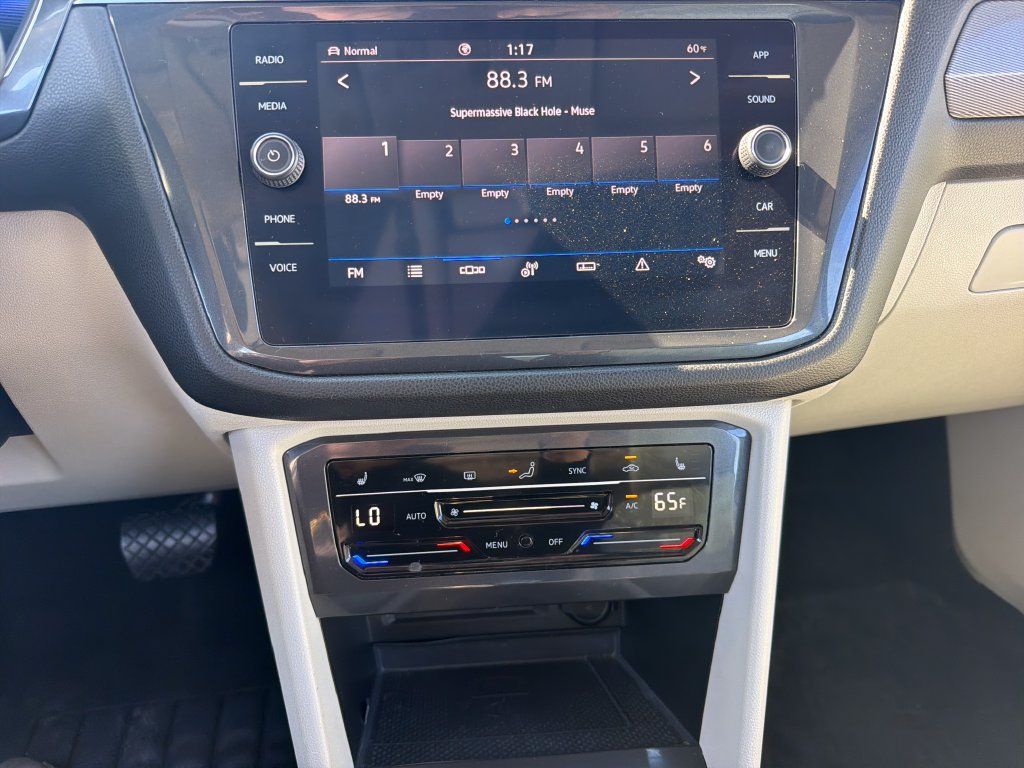 Certified 2022 Volkswagen Tiguan SE w/ Panoramic Sunroof Package AWD/4WD image 15