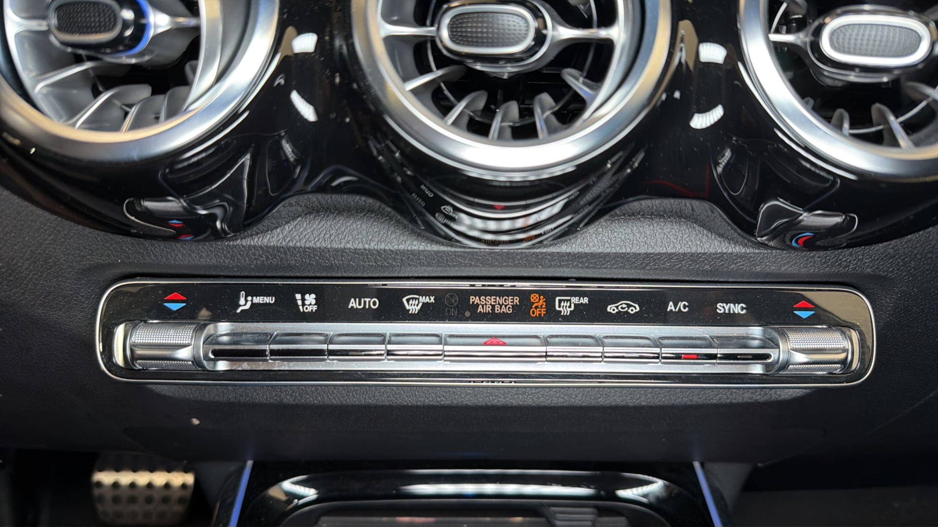 Used 2025 Mercedes-Benz GLB 250 image 28