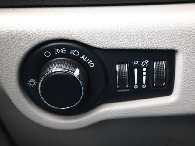 Used 2022 Chrysler Voyager LX image 24