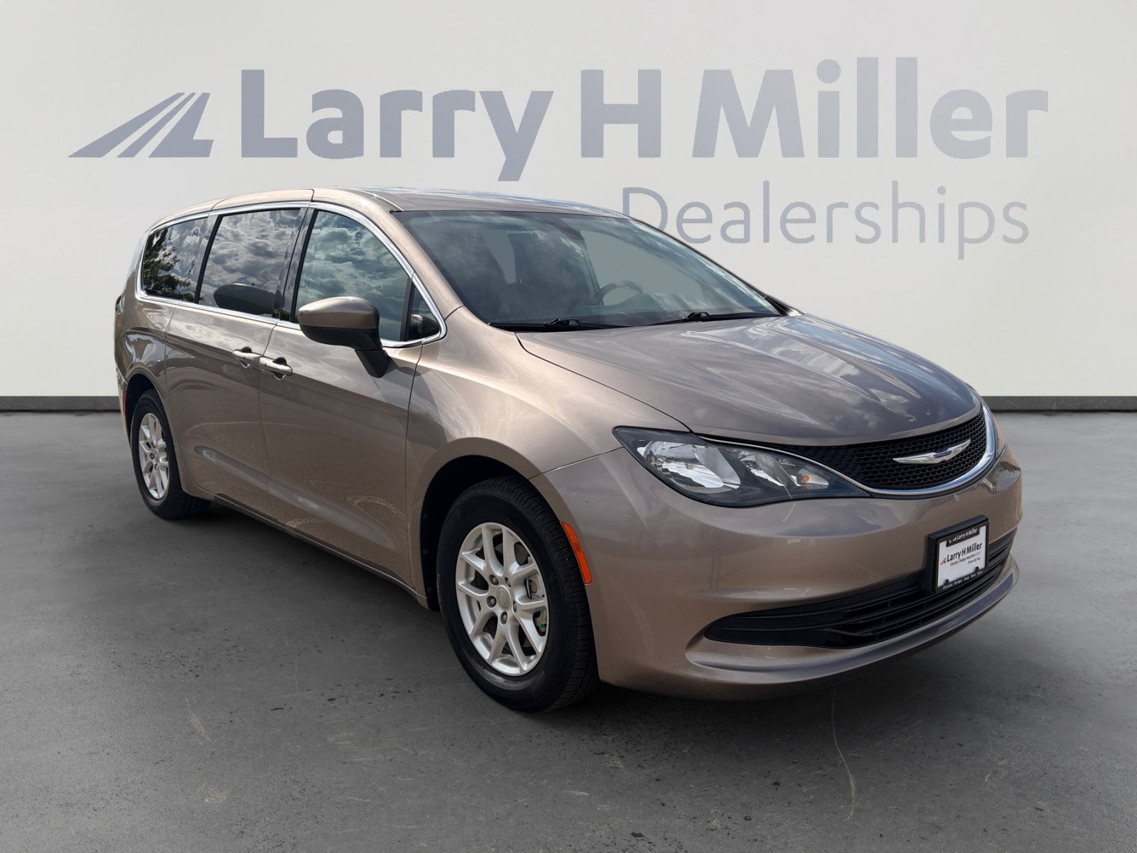 Used 2017 Chrysler Pacifica Touring FWD image 8