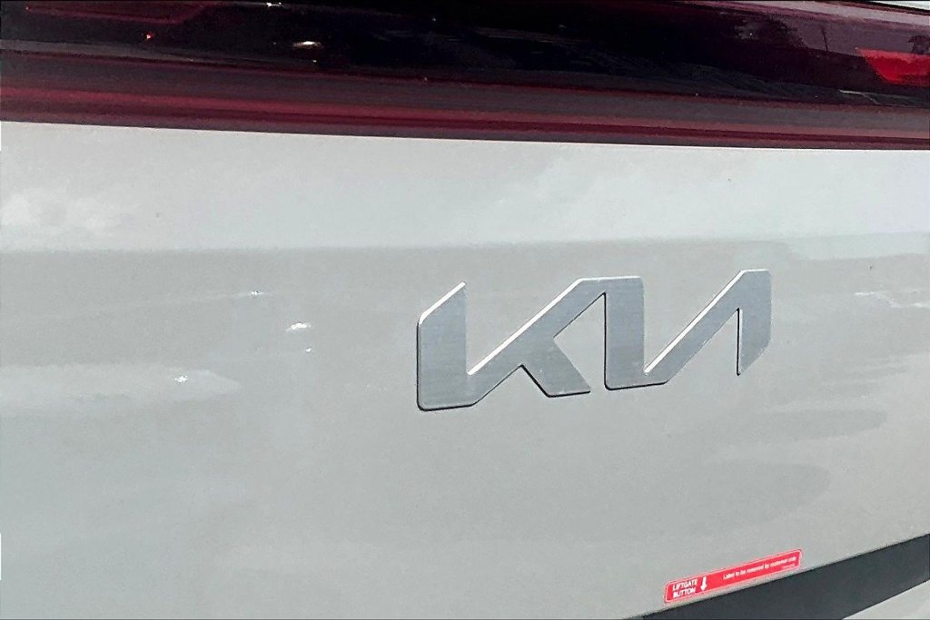 New 2027 Kia Carnival EX FWD image 9