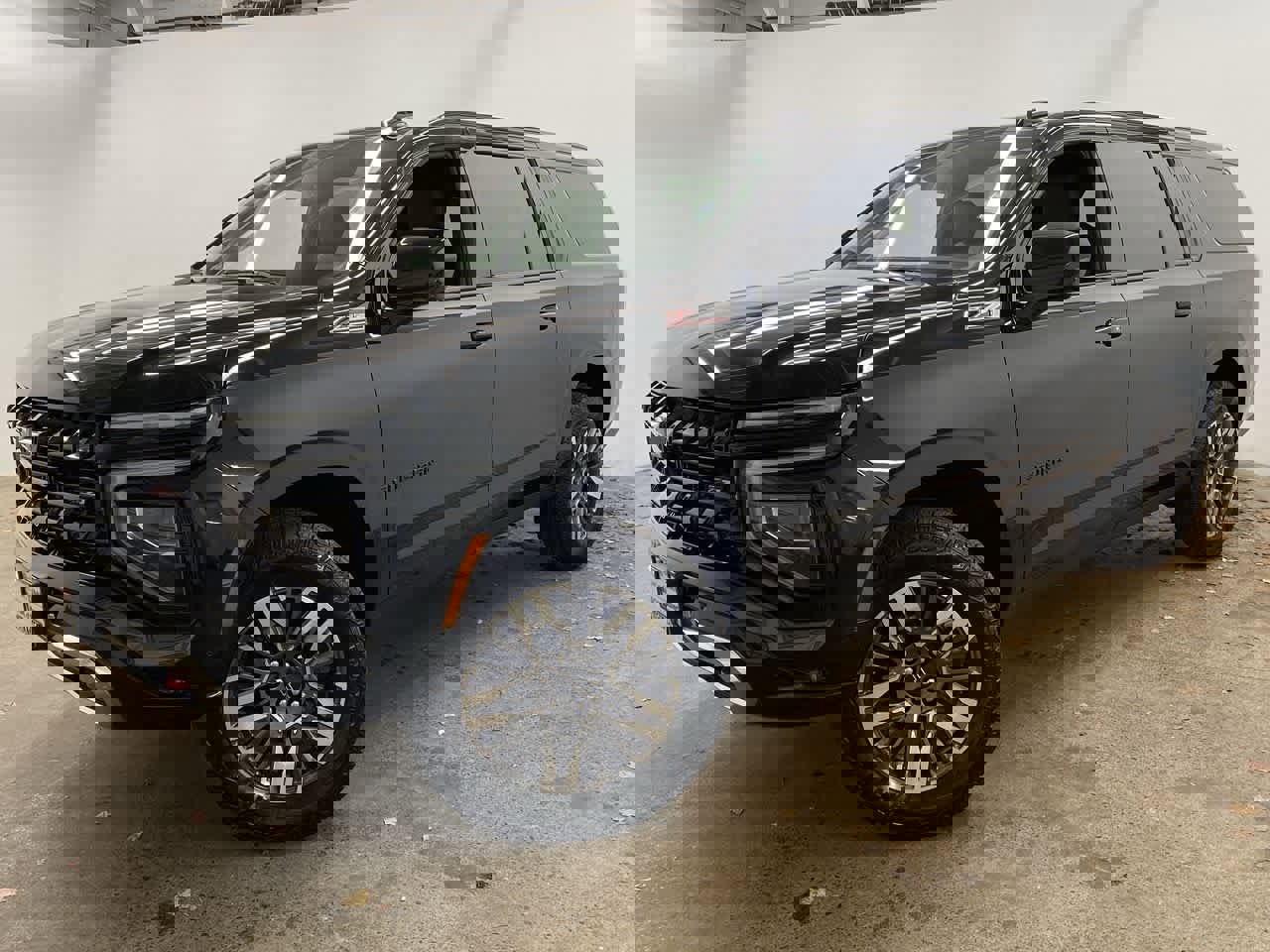 Used 2025 Chevrolet Suburban Z71 image 1