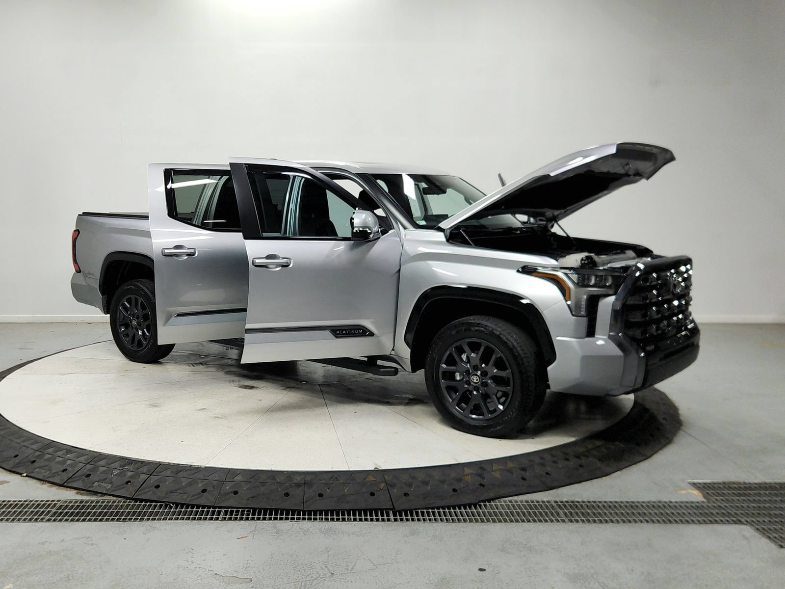 Used 2025 Toyota Tundra Platinum AWD/4WD image 10