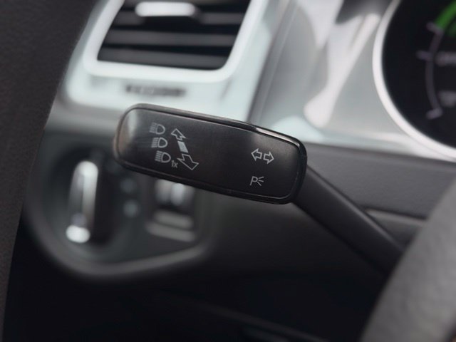 Used 2016 Volkswagen e-Golf SE w/ DC Fast Charging Package FWD image 23