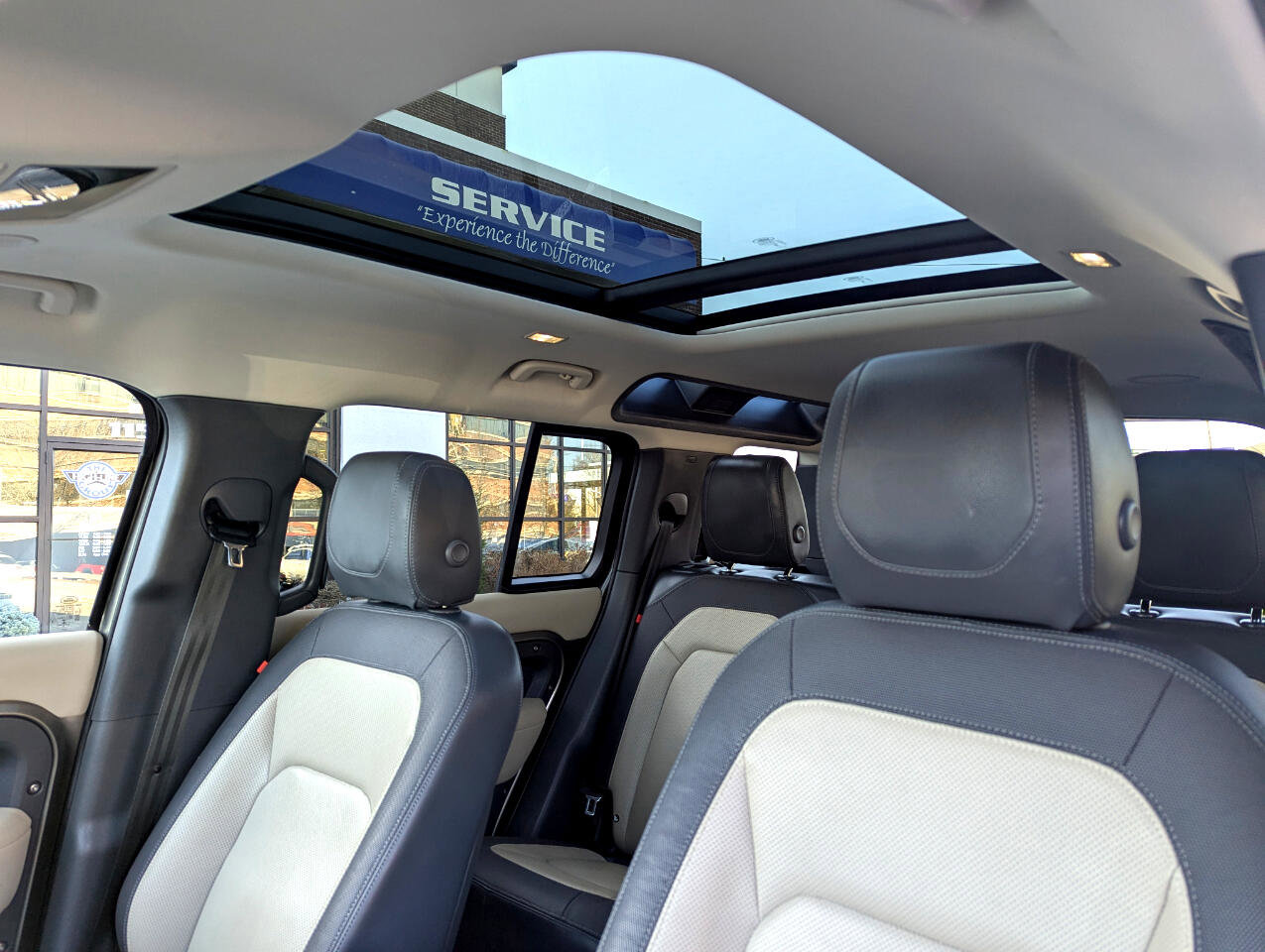 Used 2023 Land Rover Defender 110 X-Dynamic SE image 33