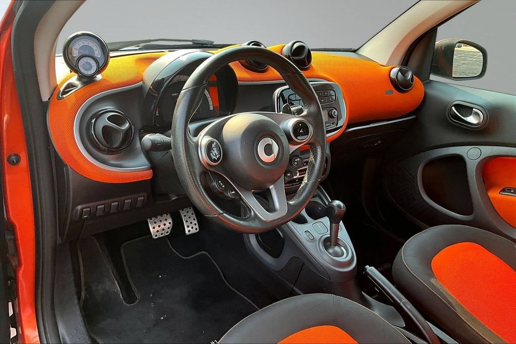 Used 2016 smart fortwo passion RWD image 12