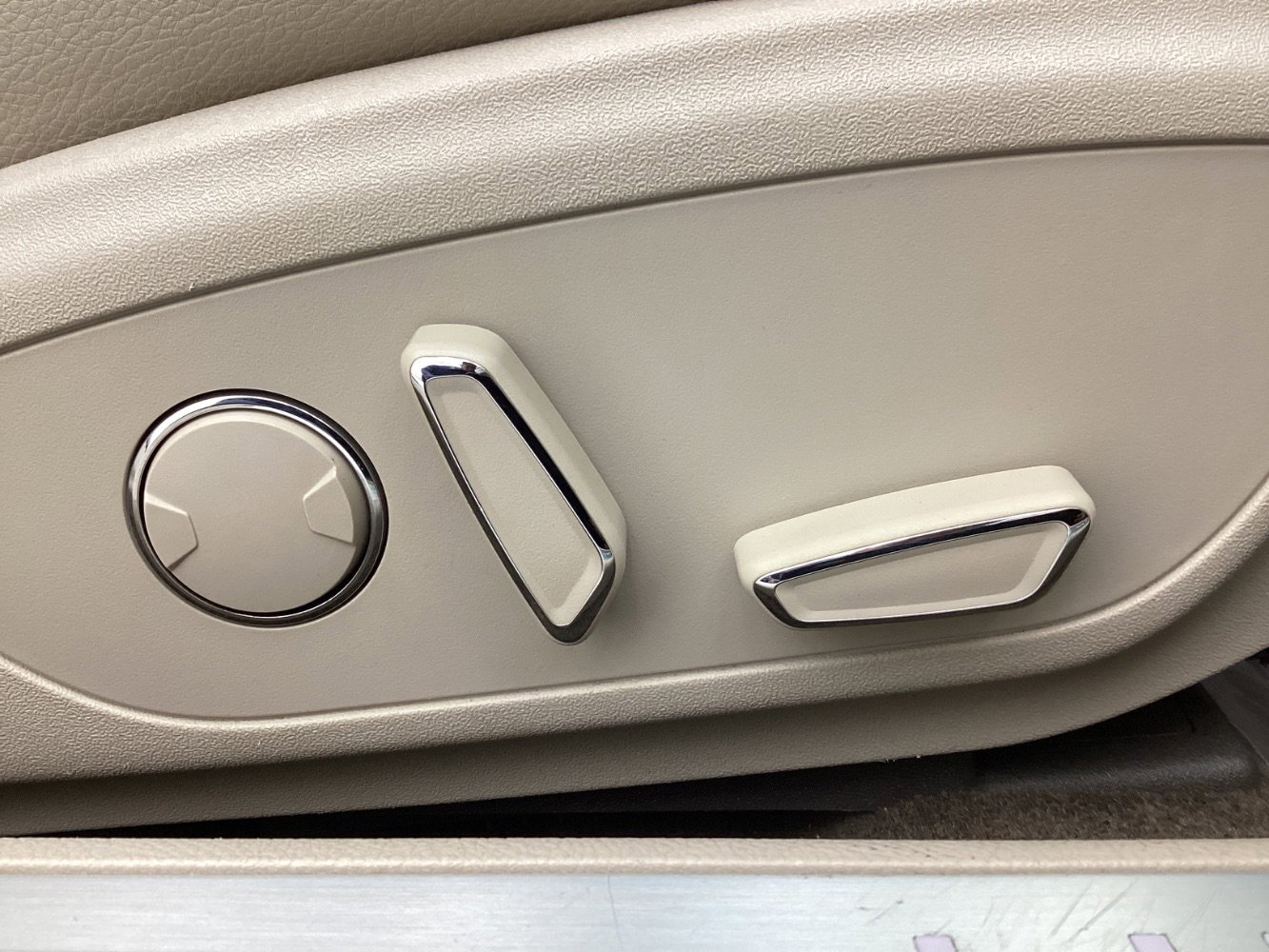 Used 2016 Lincoln MKZ Hybrid image 40