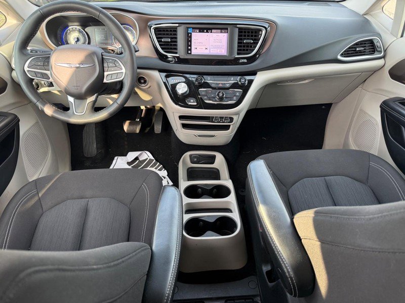 Used 2022 Chrysler Voyager LX image 12