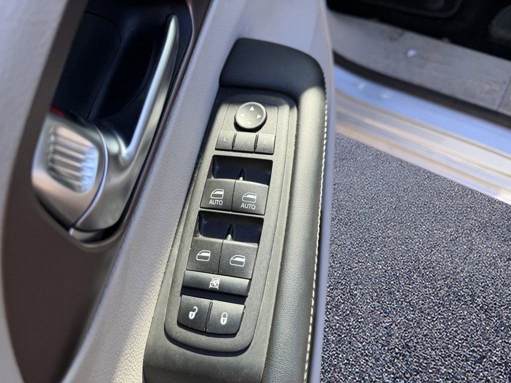 Used 2023 Chrysler Voyager LX image 12