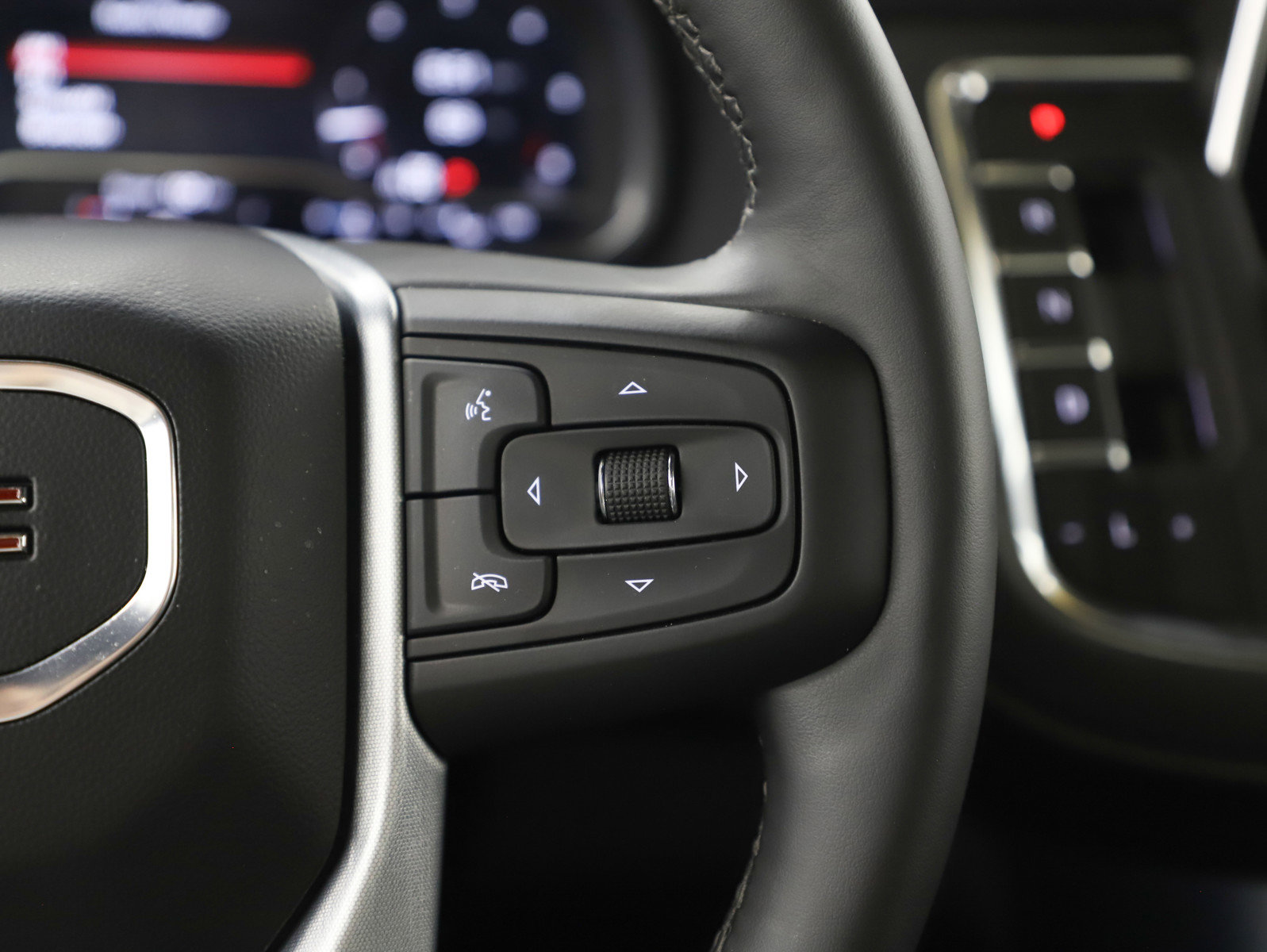 Used 2023 GMC Yukon XL SLT w/ SLT Premium Package image 31