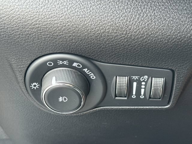 Used 2025 Jeep Compass Latitude w/ Convenience Group AWD/4WD image 28