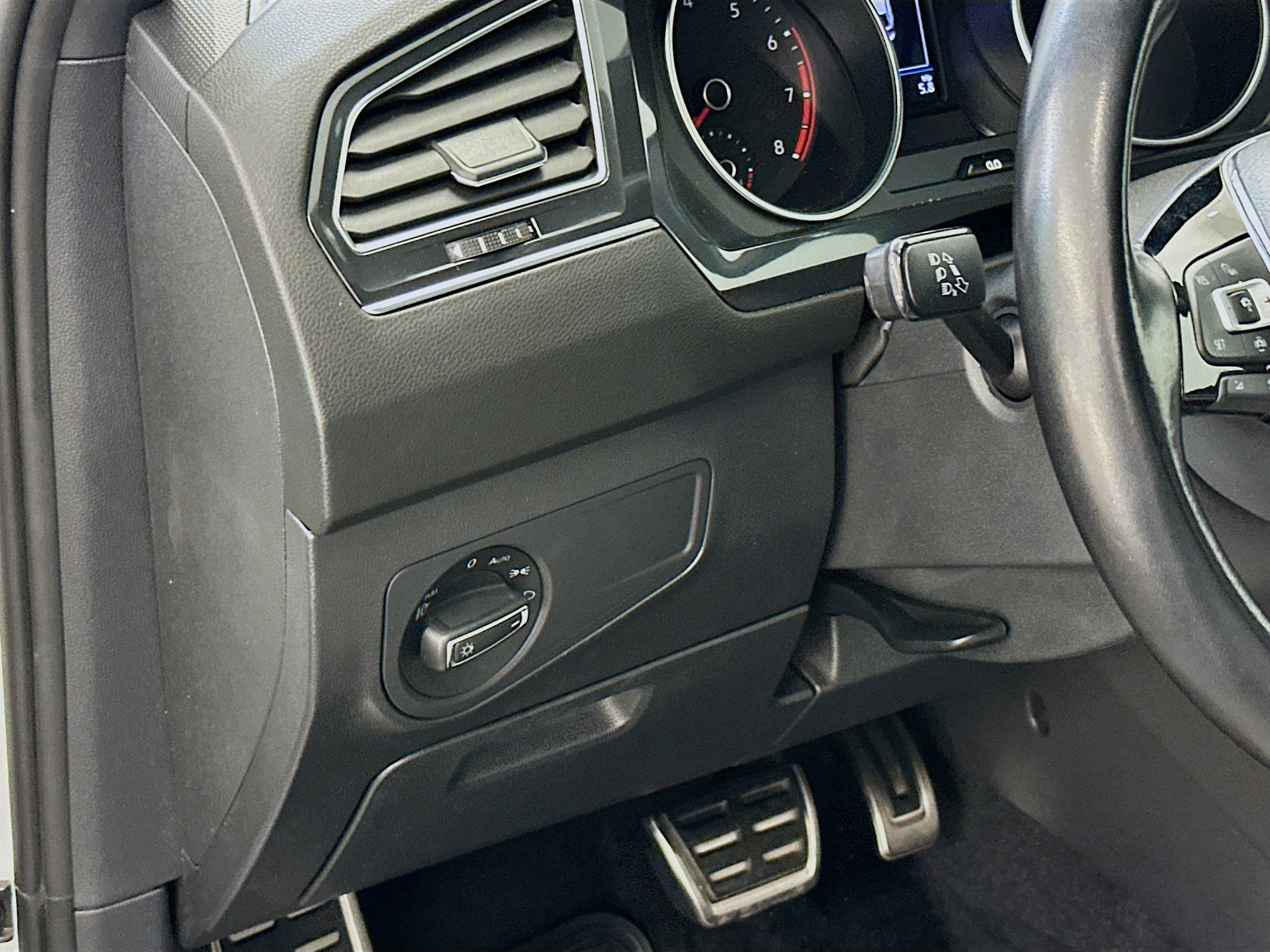Used 2021 Volkswagen Tiguan SE R-Line image 17