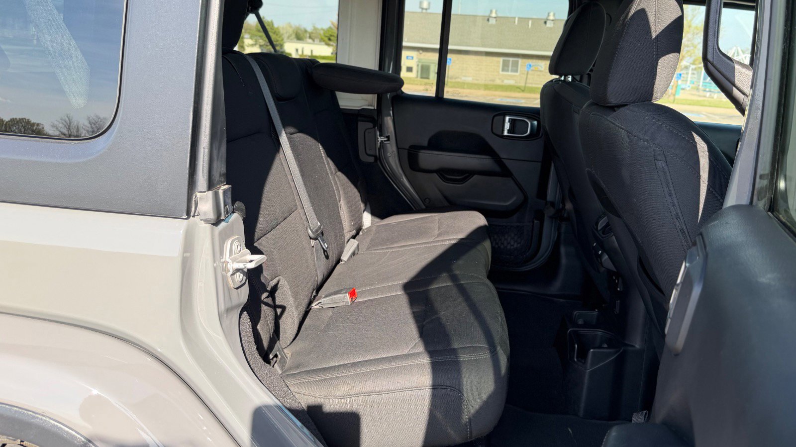 Used 2018 Jeep Wrangler Unlimited Sahara image 20