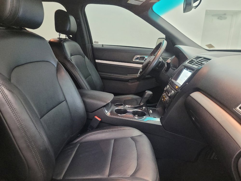 Used 2017 Ford Explorer XLT w/ Equipment Group 202A image 21