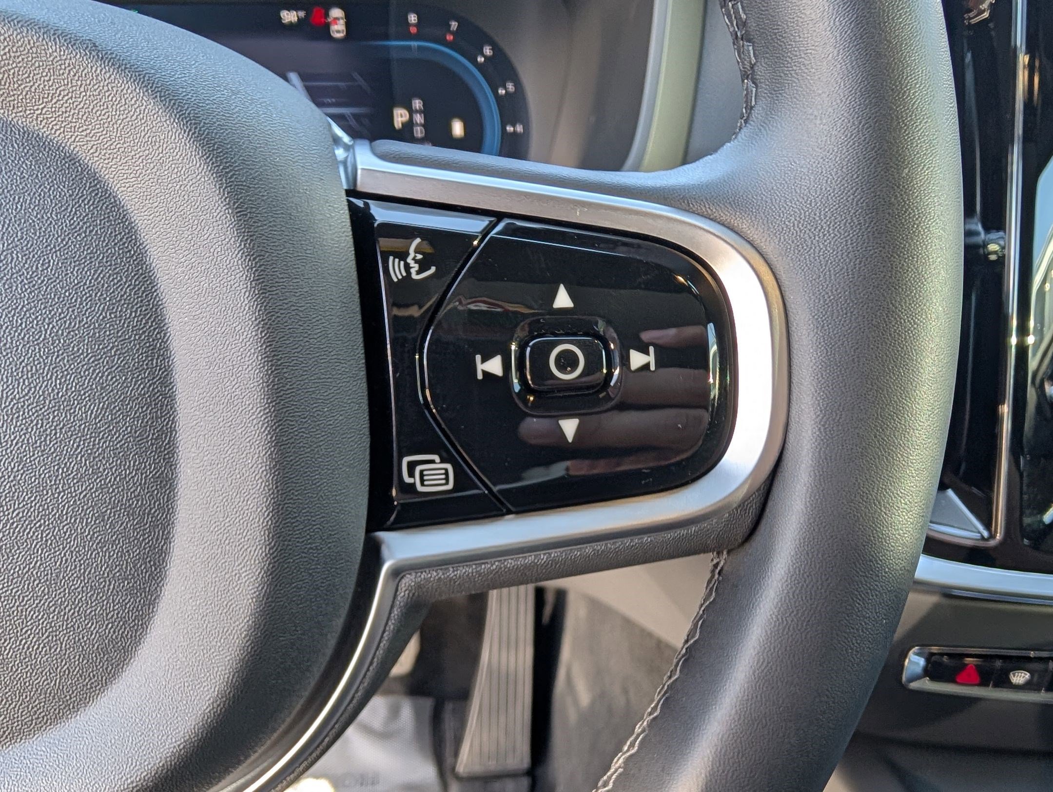 Used 2025 Volvo V60 B5 Cross Country Plus image 16