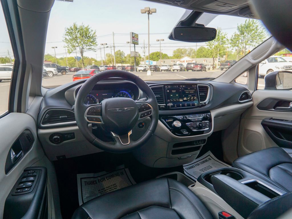 Used 2023 Chrysler Pacifica Touring-L FWD image 12