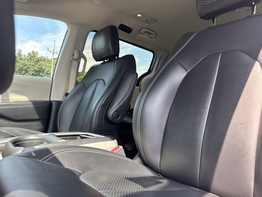 Used 2024 Chrysler Pacifica Touring-L FWD image 9