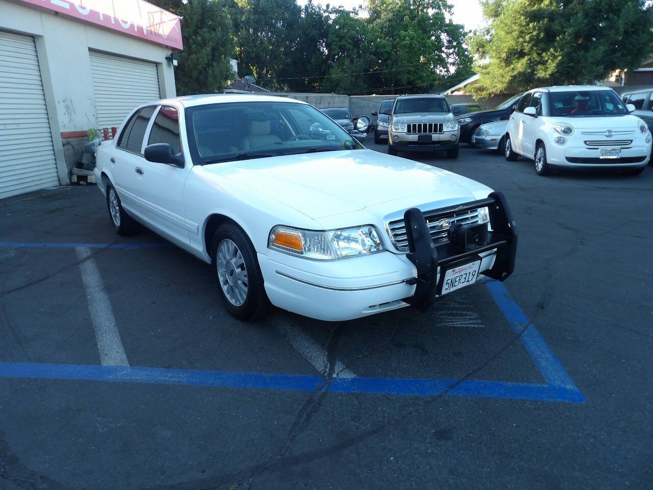 Used 2005 Ford Crown Victoria LX RWD image 2