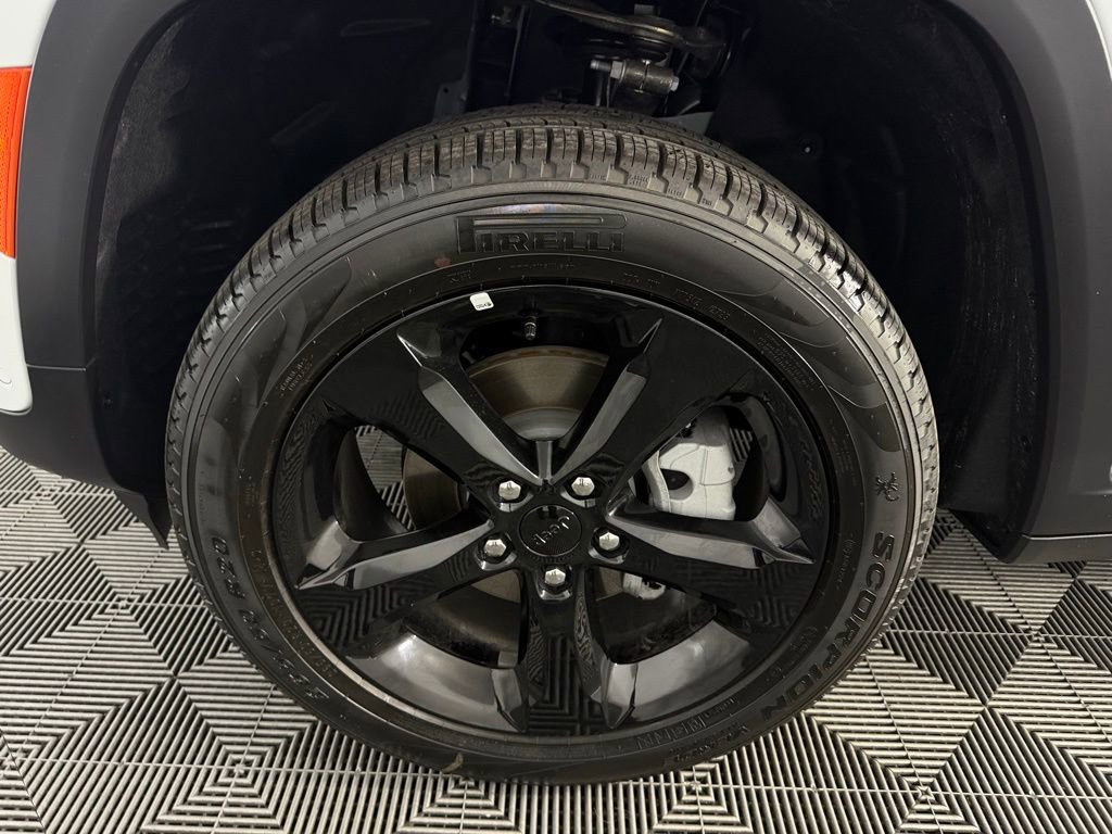 Used 2025 Jeep Grand Cherokee Limited w/ Luxury Tech Group II image 11