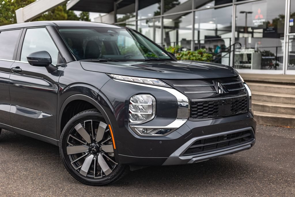 Used 2025 Mitsubishi Outlander SE FWD image 3