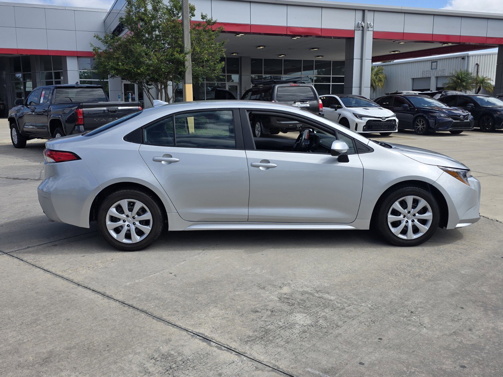 Used 2025 Toyota Corolla LE FWD image 6