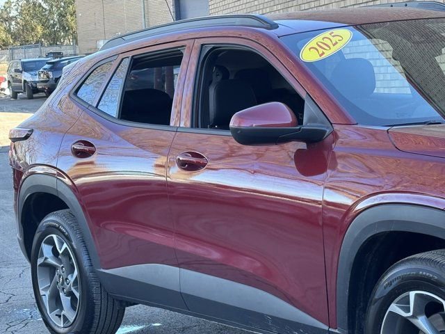 Used 2025 Chevrolet Trax LT w/ LT Convenience Package image 3