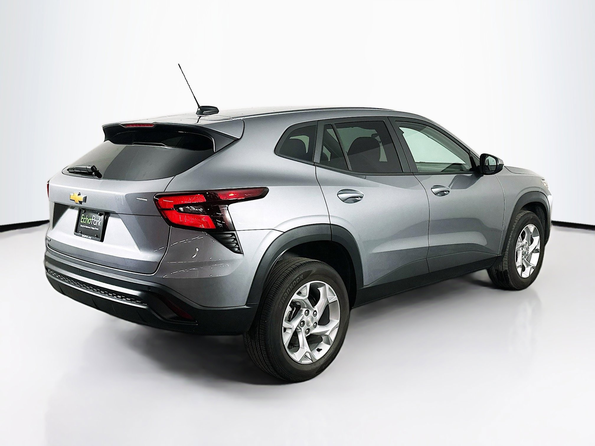 Used 2025 Chevrolet Trax LS w/ LS Convenience Package image 9