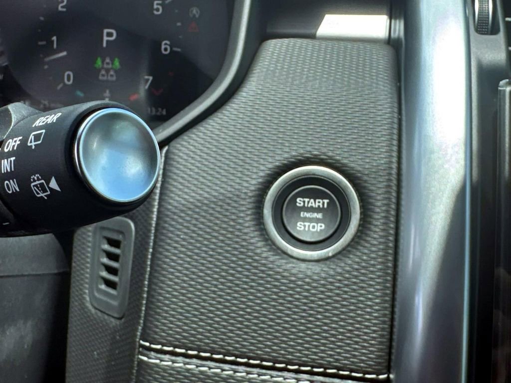 Used 2025 Land Rover Discovery Dynamic SE AWD/4WD image 26