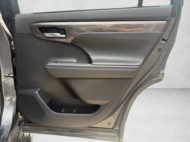 Used 2021 Toyota Highlander Limited FWD image 23