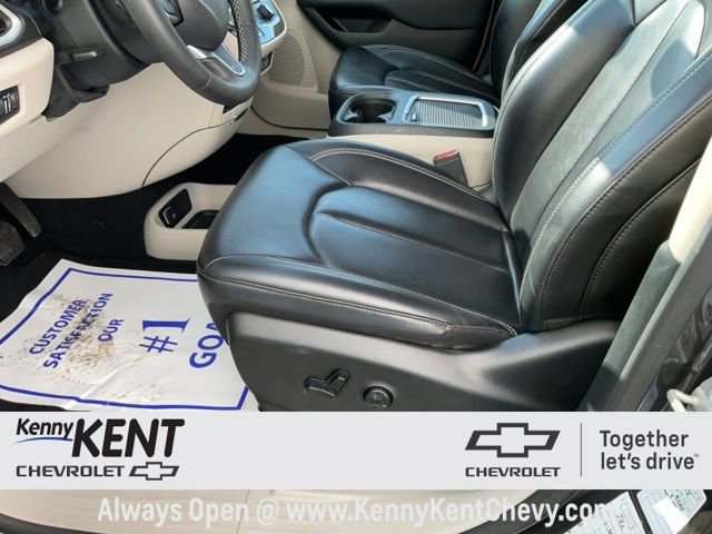 Used 2023 Chrysler Pacifica Touring-L image 23