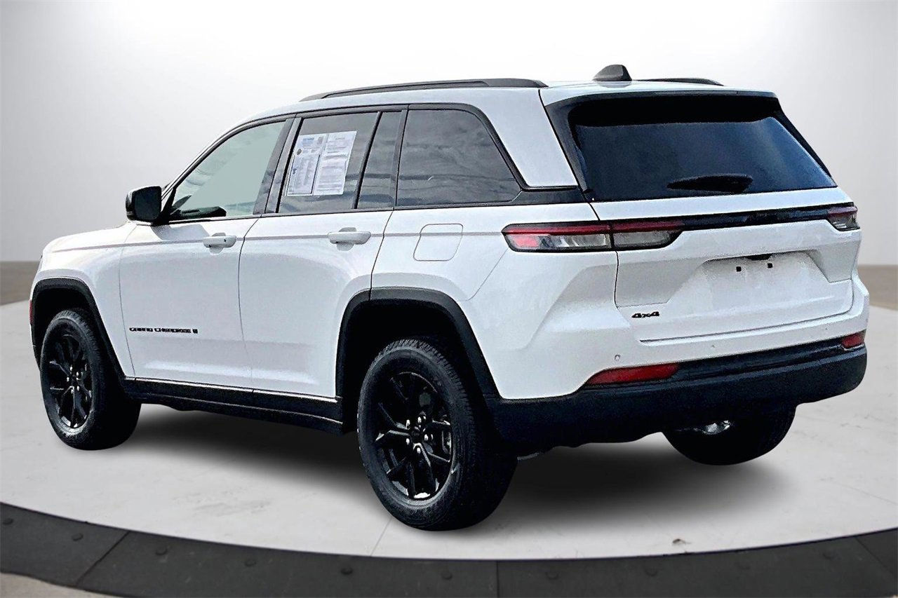 Used 2024 Jeep Grand Cherokee Altitude image 7