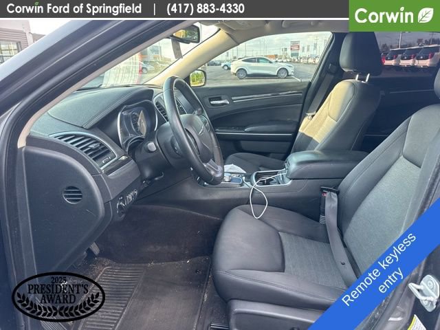 Used 2018 Chrysler 300 Touring w/ Chrome Appearance Package image 11