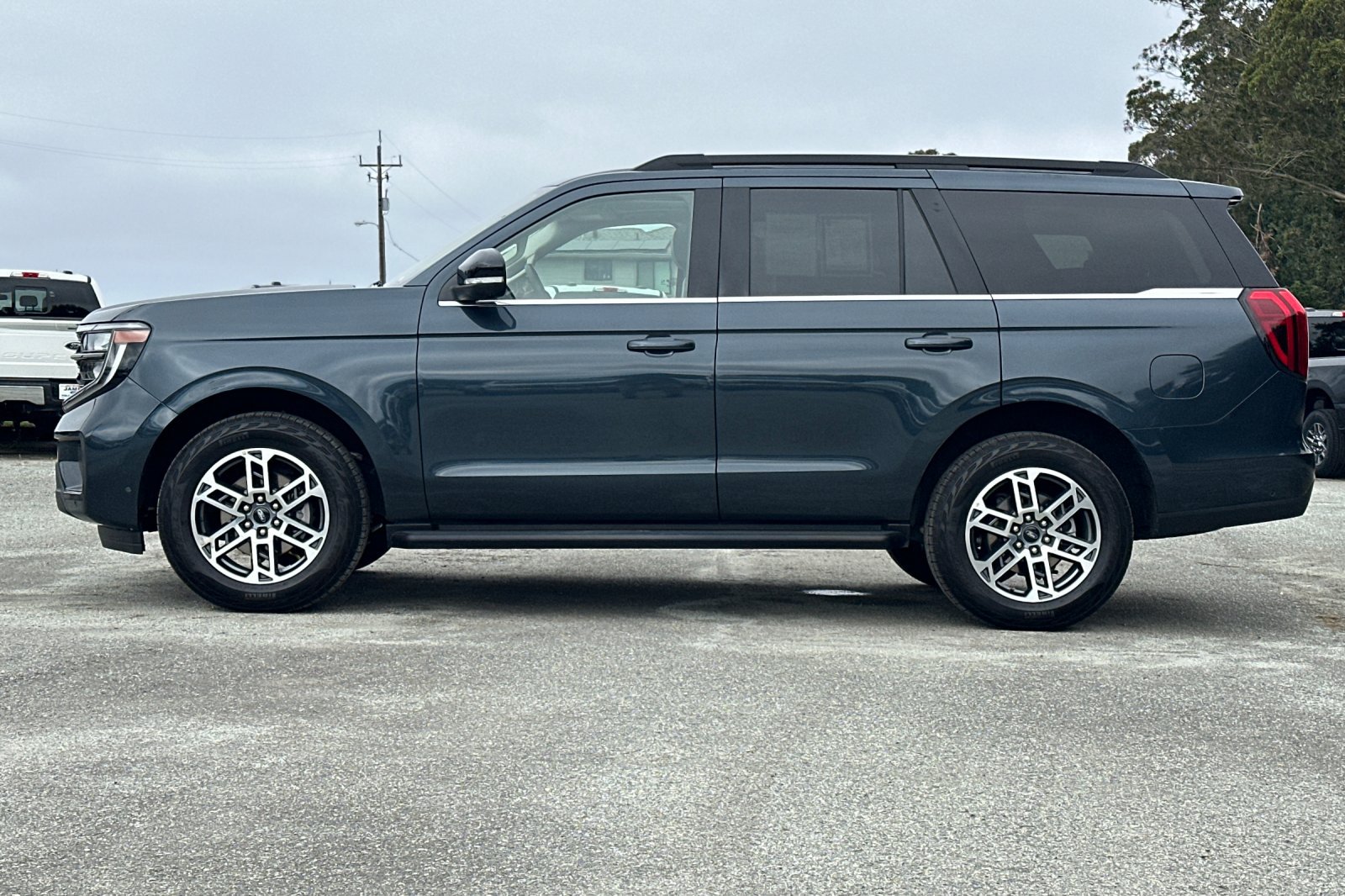 Used 2025 Ford Expedition Active AWD/4WD image 2