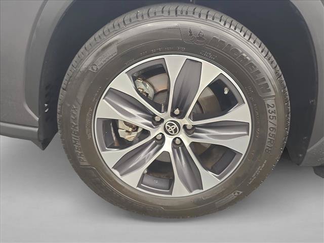 Used 2022 Toyota Highlander XLE FWD image 26