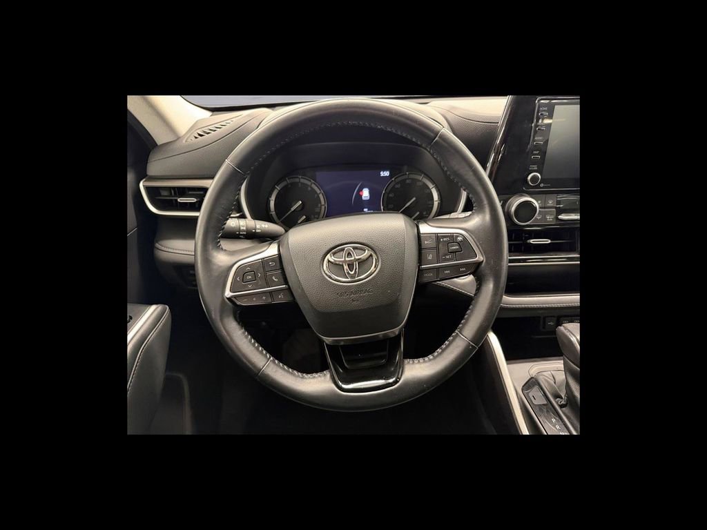 Used 2021 Toyota Highlander XLE AWD/4WD image 14