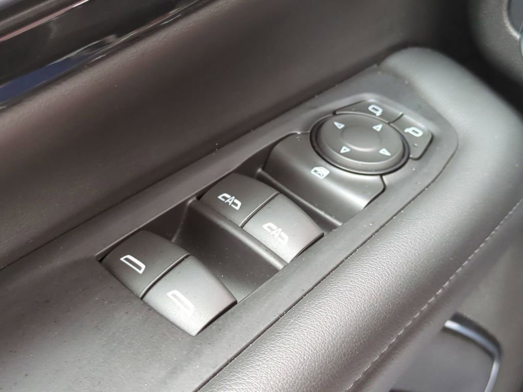 Used 2025 Chevrolet Suburban Z71 AWD/4WD image 32