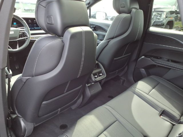 Used 2026 Cadillac Lyriq Luxury AWD/4WD image 14