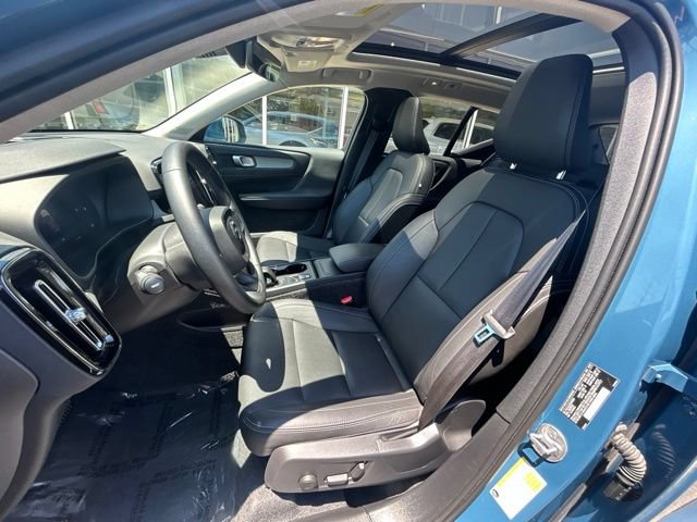 Certified 2025 Volvo XC40 B5 Core AWD/4WD image 21