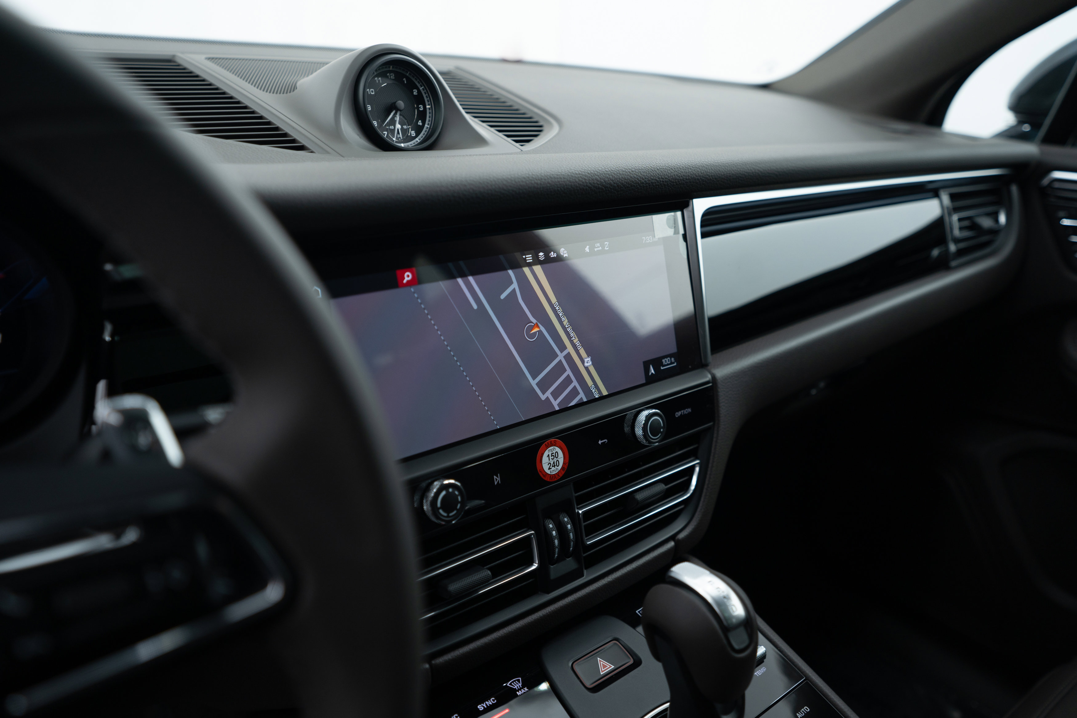 Certified 2025 Porsche Macan image 15