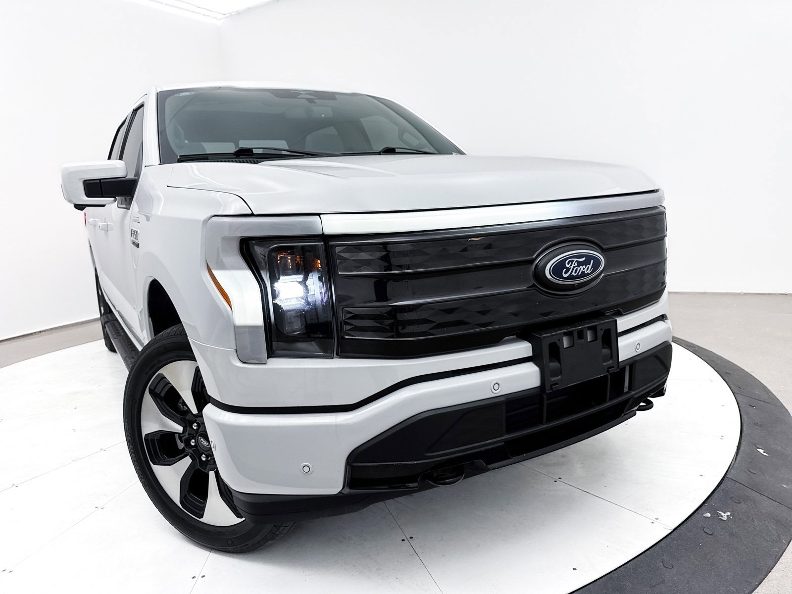 Used 2023 Ford F150 Lightning Platinum image 8