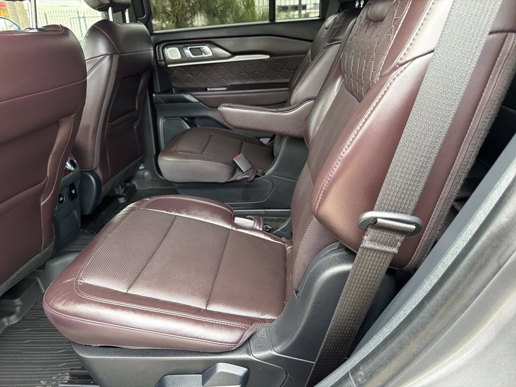 Used 2025 Ford Explorer Platinum w/ Ultimate Package AWD/4WD image 13