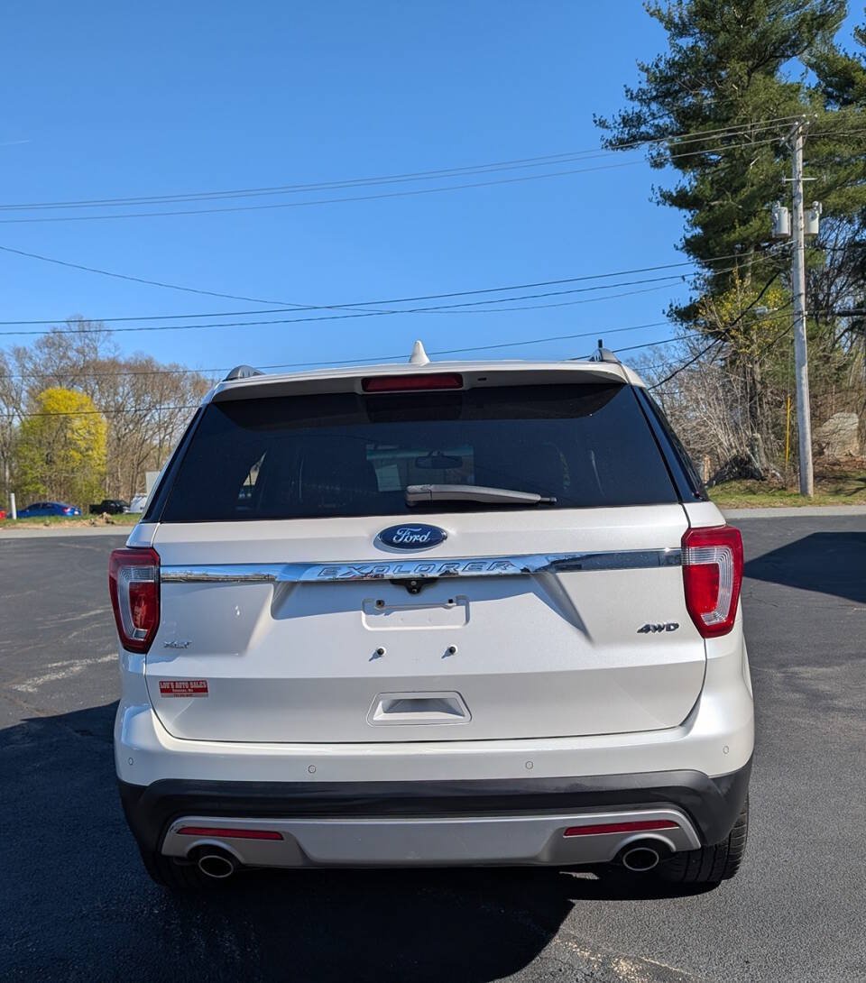 Used 2017 Ford Explorer XLT w/ Equipment Group 202A AWD/4WD image 4