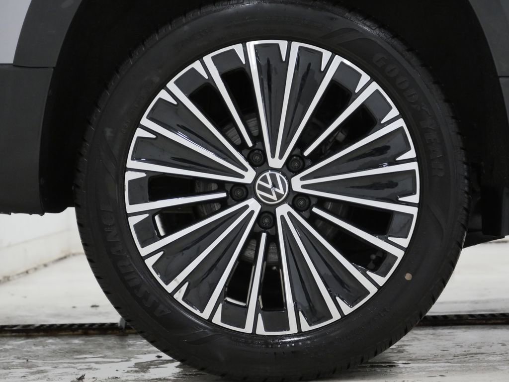 Used 2025 Volkswagen Taos SE FWD image 9