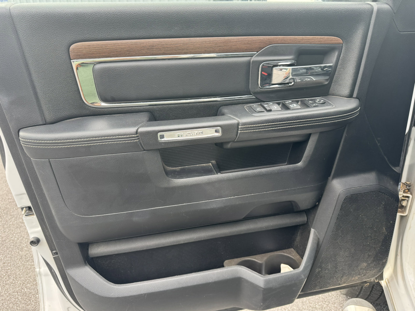 Used 2015 RAM 2500 Laramie AWD/4WD image 9
